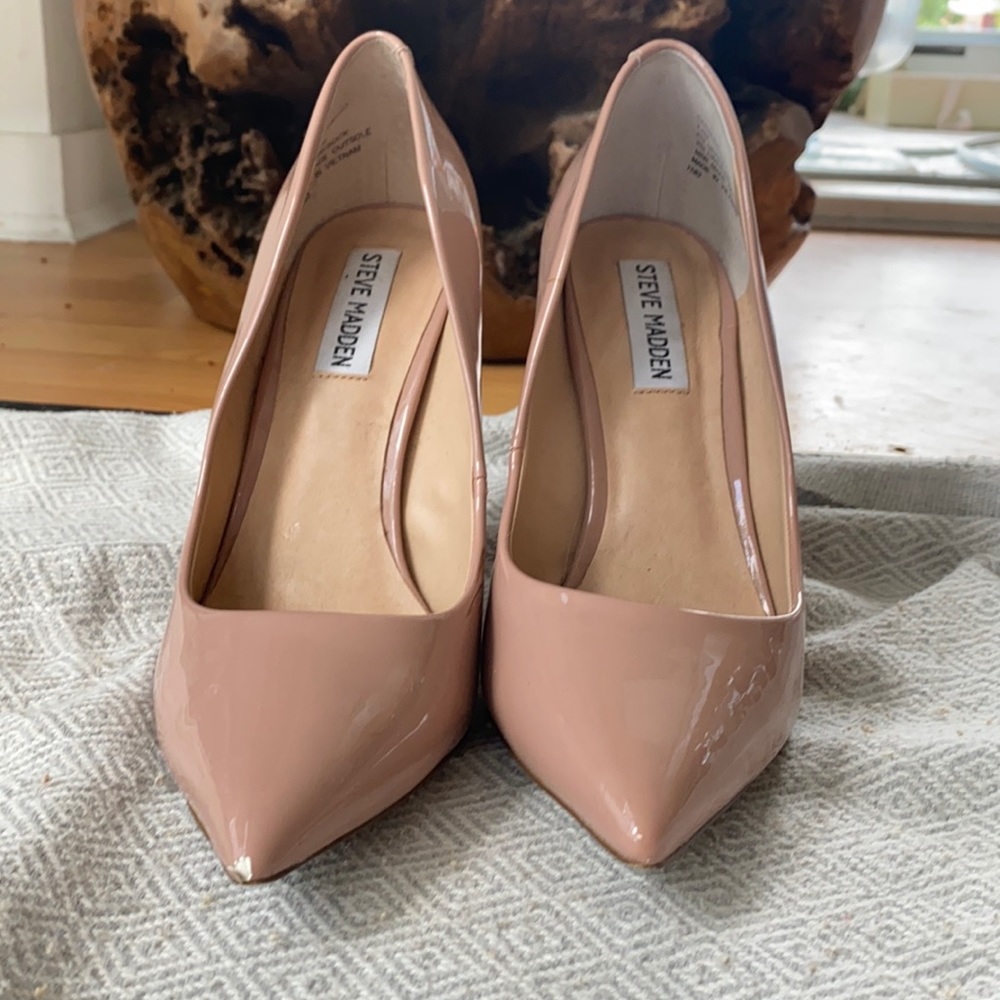 Nude pattern pumps